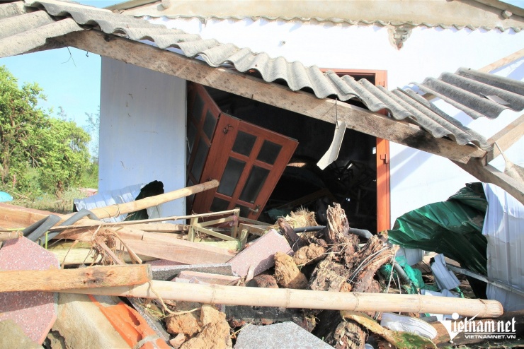 Dọc bờ biển, những mảnh tôn, khung thép, ván gỗ nằm lẫn trong lớp cát dày và rác biển. Cả khu dân cư vốn nhộn nhịp nay vắng lặng, chỉ còn tiếng sóng vỗ và mùi muối mặn phả vào không gian đặc quánh.