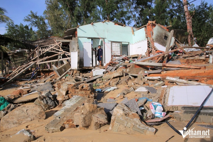 Đứng thẫn thờ bên đống đổ nát, ông Hồ Tỏ (tổ dân phố Châu Me) mắt đỏ hoe: “Tối qua cả nhà được chính quyền địa phương vận động đi sơ tán. Chúng tôi tưởng sáng mai về dọn cát chút là xong, ai ngờ nhà sập sạch. Nhiều đồ đạc trong nhà cũng bị sóng cuốn trôi hết…”.