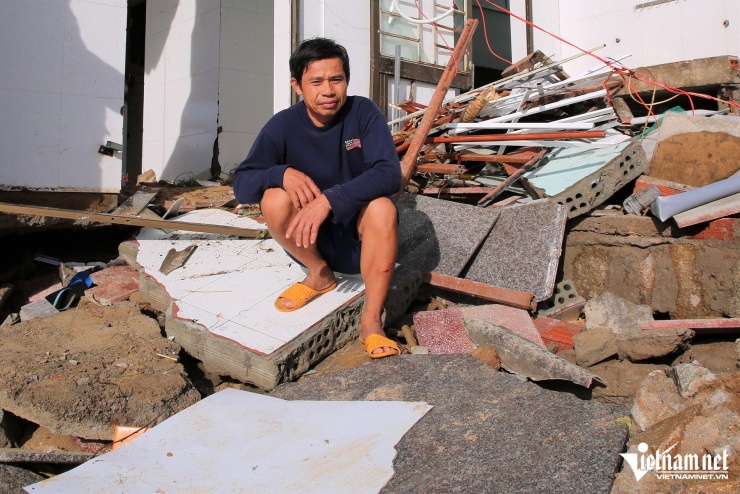 Căn nhà khoảng 40m² của ông Tỏ bị sóng đánh sập hoàn toàn. Ông lặng người nhìn ra biển, nơi từng là khoảng sân phơi cá nay chỉ còn vệt cát ướt loang lổ.