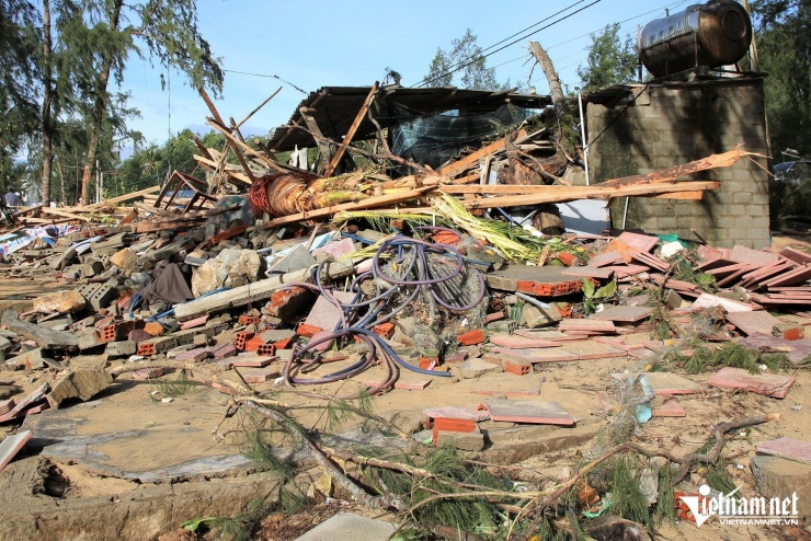 Sau một đêm triều cường dữ dội do bão số 13, tổ dân phố Châu Me trở nên hoang tàn. Nhiều ngôi nhà ven biển bị đánh sập, hàng quán san sát giờ chỉ còn nền xi măng trơ trọi.