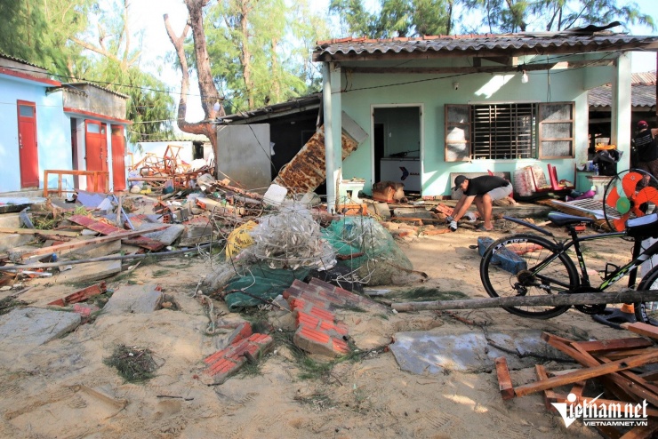 Ngay bên cạnh, ông Võ Văn Thành - chủ dãy nhà hàng hải sản, cũng buồn rầu. Ba khu chòi quán và căn nhà cách biển gần 500m bị sóng cuốn sập, bàn ghế, tủ lạnh, máy móc hư hỏng hoàn toàn.