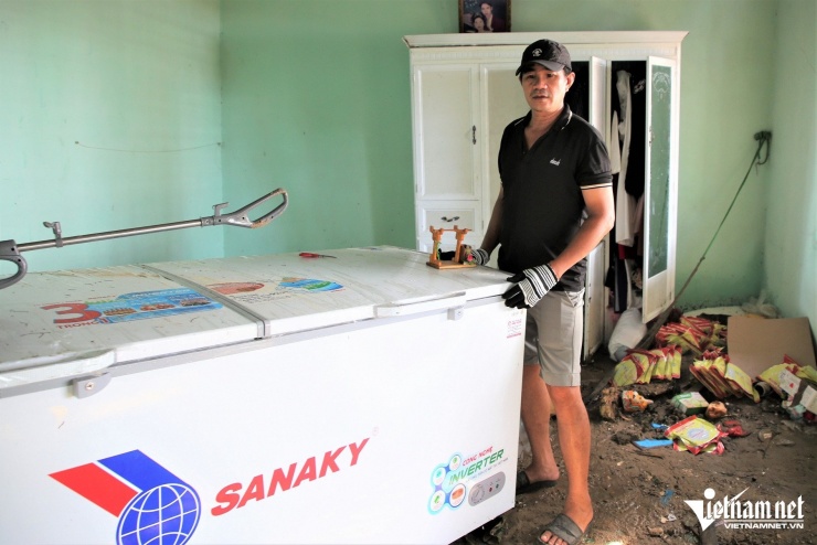 “Tối qua, cả nhà đi tránh bão, sáng nay về thấy cảnh này mà chỉ biết khóc. Bao công sức mấy năm trời tan thành cát biển. Tổng thiệt hại chắc hơn 2 tỷ đồng”, ông Thành nói, mắt nhìn xa xăm.