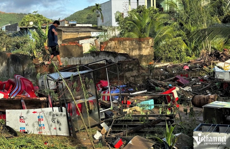 Cách Châu Me khoảng 5km, tổ dân phố Thạch By 2 cũng bị triều cường tàn phá. Tối 6/11, chính quyền đã sơ tán hàng chục hộ dân bị triều cường tràn vào nhà ở khu vực này đến Trường Tiểu học số 2 Phổ Thạch để tránh trú an toàn. Sáng trở về, người dân ngỡ ngàng khi thấy nhà cửa tan hoang vì sóng dữ.