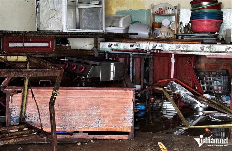 Chị Hương cho biết, may mắn gia đình đã kịp di dời trước khi sóng ập đến, nếu không hậu quả sẽ rất khó lường. Sau một đêm đi sơ tán trở về, chị lặng người khi thấy trước mắt chỉ còn đống đổ nát. Bàn thờ và di ảnh của chồng là những thứ duy nhất còn nguyên vẹn - nằm đúng chỗ cũ giữa căn nhà tan hoang.