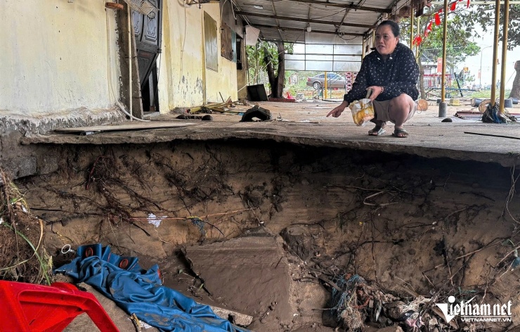 Chị Phan Thị Hương (trú tổ dân phố Thạch By 2, phường Sa Huỳnh) run giọng kể: “Tôi sống ở đây gần 30 năm, nhưng chưa bao giờ thấy cảnh triều cường dâng cao khủng khiếp đến thế. Cả nhà, hàng quán tan hoang hết, nước biển tràn vào cuốn sạch mọi thứ... Giờ chẳng còn gì".