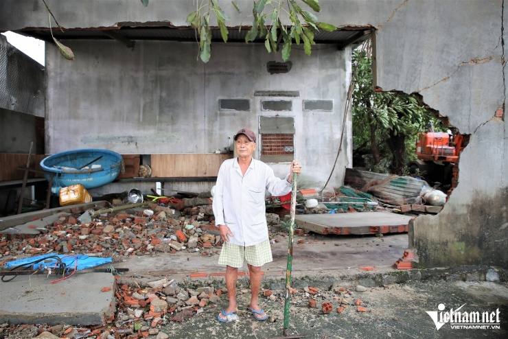 Cạnh đó, ông Nguyễn Sơn vừa dọn cát vừa thẫn thờ nhìn phần nền còn sót lại của căn nhà. “Tối qua tôi di tản, sáng về thấy nhà chỉ còn là đống gạch vụn. Sóng cuốn hết đồ đạc, chẳng còn gì để giữ lại”, ông thở dài.