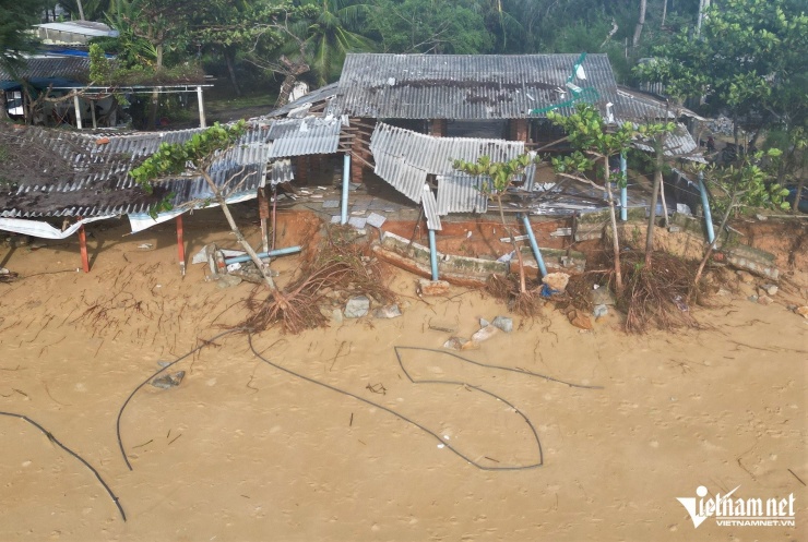 Trên bãi biển Sa Huỳnh, hiện sóng vẫn tiếp tục vỗ ào ạt vào bờ. Bão đã tan, nhưng hậu quả còn ở lại rất lâu. Những ngôi nhà bị cuốn trôi có thể dựng lại, quán xá có thể làm mới, nhưng nỗi ám ảnh về một đêm triều cường dữ dội, về tiếng sóng như gào thét giữa bóng tối – có lẽ sẽ còn in sâu trong ký ức người dân ven biển Quảng Ngãi.