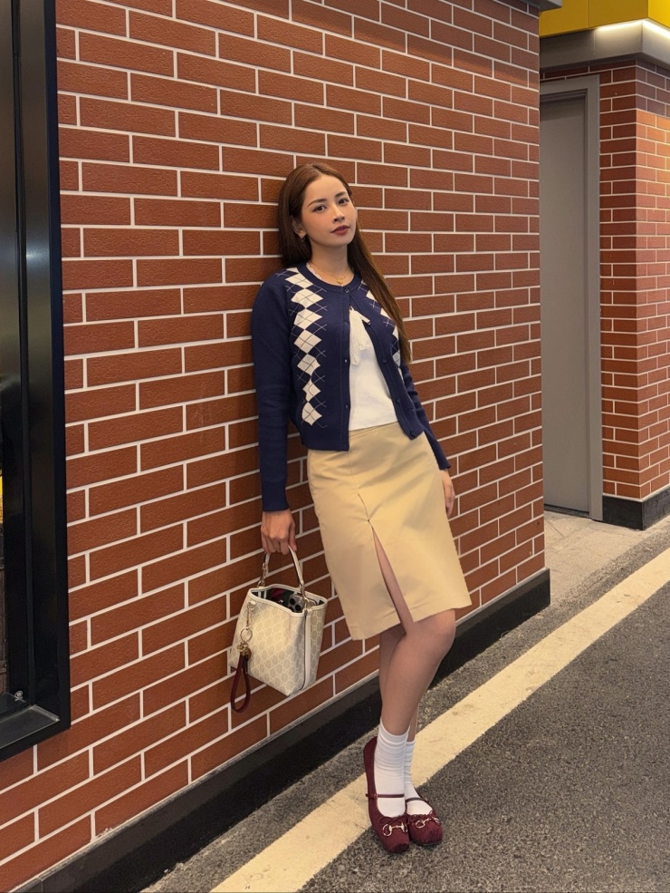 Chi Pu lên đồ theo phong cách nữ sinh trong chuyến du lịch Thẩm Quyến, Trung Quốc cùng bạn thân. Nữ ca sĩ diện 'cây' đồ của một local brand, giá dưới một triệu đồng mỗi món.