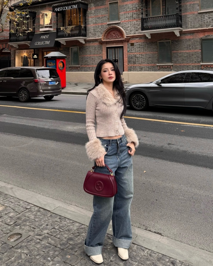 Phong cách mùa lạnh của người đẹp được nhiều người quan tâm, bình luận trên Threads. Năm ngoái, chủ đề "Thời trang mùa đông của Chi Pu" cũng được tìm kiếm nhiều trên Weibo. Khán giả nhận xét Chi Pu có gu ăn mặc đẹp, ứng dụng cao.