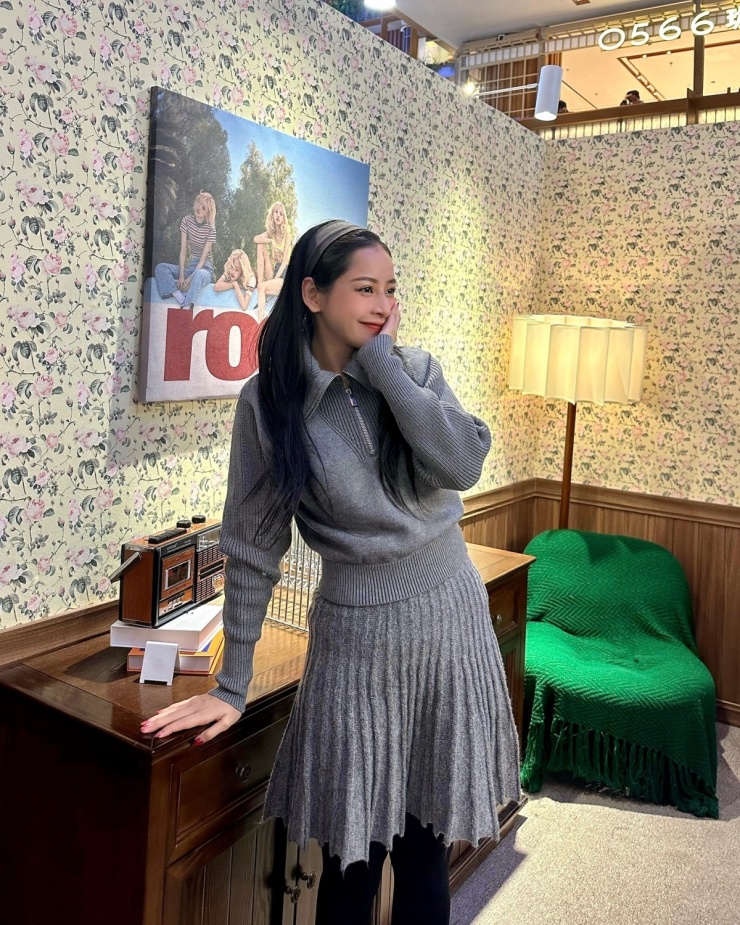 Nhiều trang phục cô mặc tạo xu hướng, được nhiều người hâm mộ hỏi mua theo. Một số thương hiệu được khán giả liên tục bình luận 'xin giá set Chi Pu'.