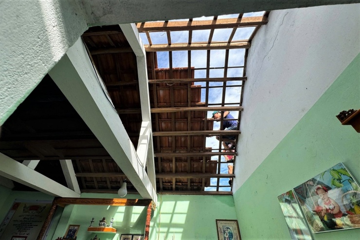 Nhà người dân ở phường Bàn Thạch tan hoang sau trận lốc xoáy. Ảnh: N.X