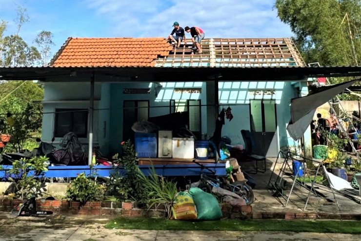 Một ngôi nhà bị tốc mái ngói gần một nửa. Ảnh: N.X