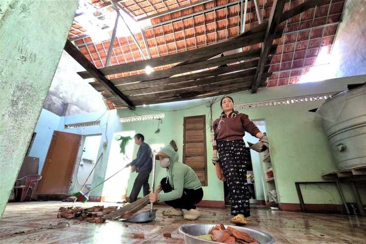 Một nhà dân tại xã Long Phụng (Quảng Ngãi) bị tốc mái do lốc xoáy. Ảnh: N.X