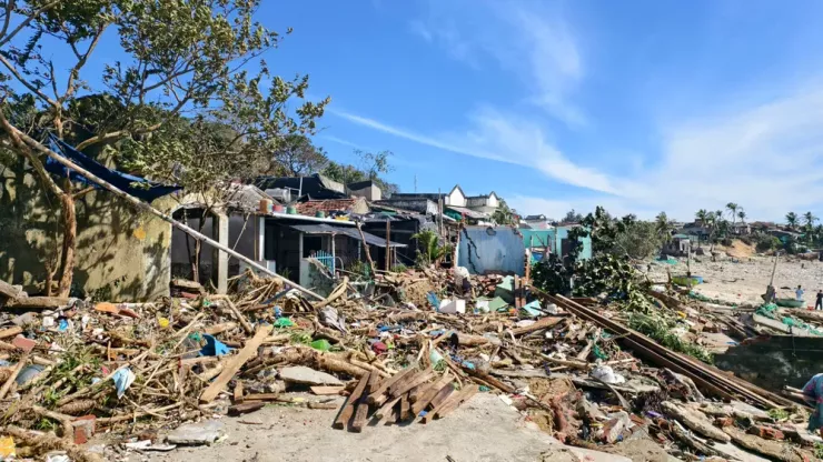 Đêm qua, biển động mạnh, nước biển dâng cao trên 10 m. Sóng lớn xô vào nhiều căn nhà ở xa biển đến 50 m.