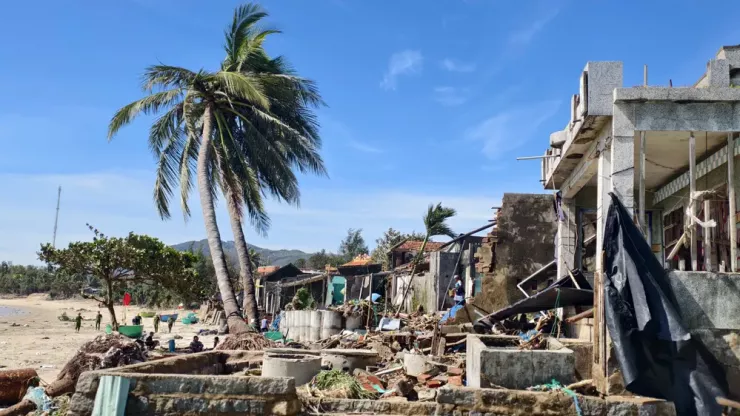 Các nhà dân gần biển bị sóng đánh xói lở, bể tường, vùi sập và cuốn đi nhiều tài sản giá trị ra biển.