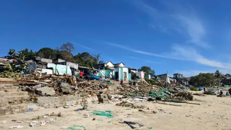 Người dân cho hay, sóng biển dâng cao do cơn bão số 13 đã dội liên tục vào các nhà dân hướng về phía mặt biển. Hậu quả, ngay trong đêm, hàng loạt nhà dân bị sóng biển đánh hư hại. Một số nhà bị hư hoàn toàn.