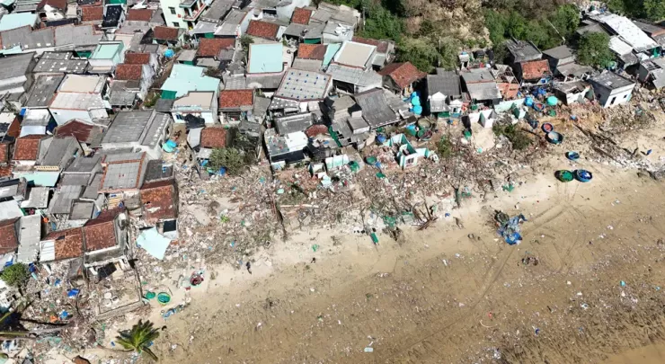 Cả làng chài hàng chục căn nhà hư hại nghiêm trọng tạo nên khung cảnh gây bàng hoàng cho người dân nơi đây.