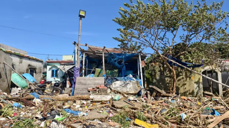 Theo ghi nhận, hàng chục căn nhà ở bãi trước biển Xuân Thạnh đã bị sóng biển đánh bể nát, hư hại nghiêm trọng trong đêm 6-11 và rạng sáng 7-11.