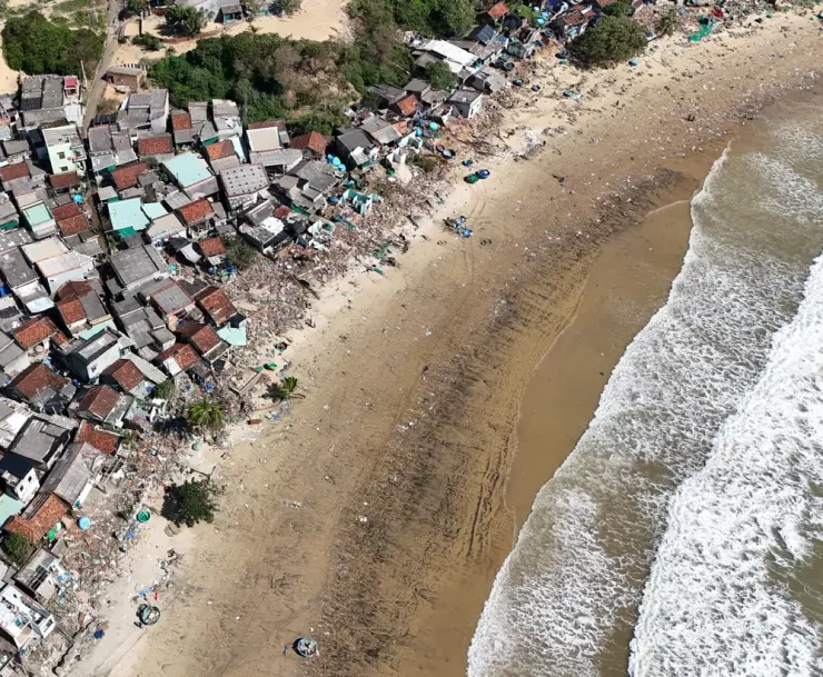 Đứng trên bãi biển, người dân làng chài Xuân Thạnh liên tục thốt lên hai chữ "trời ơi” khi nói về những gì xảy ra đêm qua. Chỉ trong một đêm, hàng trăm con người bị mất nhà, đối mặt với cảnh khó khăn chồng chất.