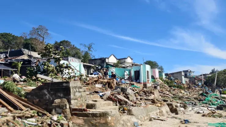 Một dãy hàng chục căn nhà hướng về phía biển bị xóa sổ chỉ trong một đêm.