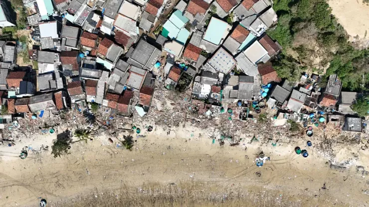 Người dân cho hay, trước bão số 13, họ được di dời đến nơi tránh trú an toàn. Tuy nhiên, khi trở về, họ bàng hoàng nhìn nhà của mình bị xóa sổ.