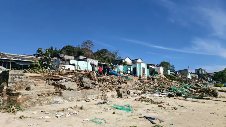 Người dân bới tìm các tài sản có giá trị còn sót lại sau cơn bão.