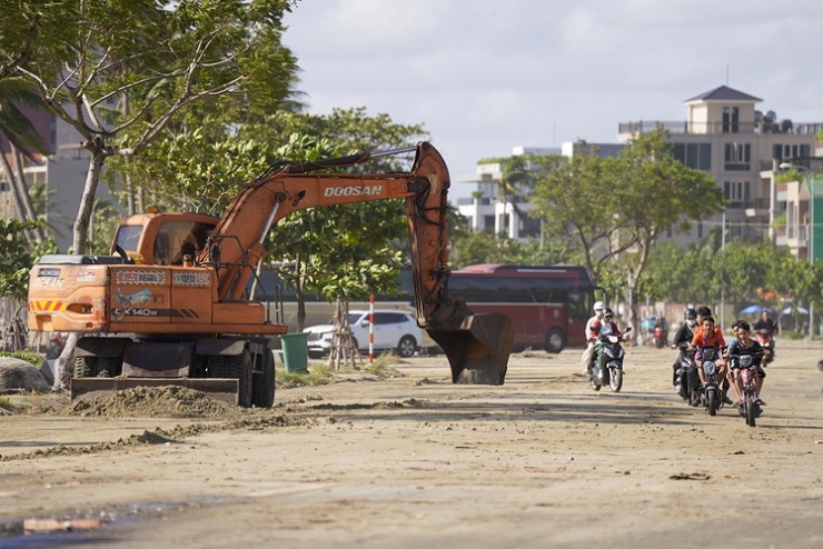 Dừa bật gốc, cát phủ kín 3 km đường ven biển Đà Nẵng - 3