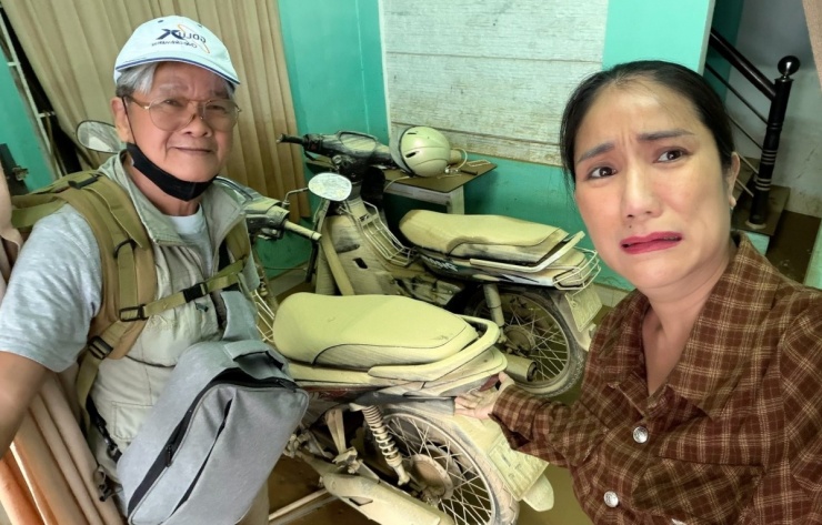 Cô và bố ruột mất nhiều thời gian dắt hai chiếc xe và chuyển đồ hỏng ra ngoài, sau đó dọn sàn nhà bằng cách xả nước và chà bằng chổi.