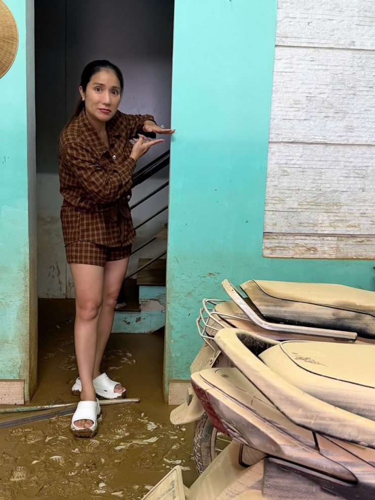 Cát Tường cho biết nước ngập lên nửa tường tầng trệt, làm hai chiếc xe máy và nhiều đồ đạc khác bị hư hỏng, bám đầy bùn.