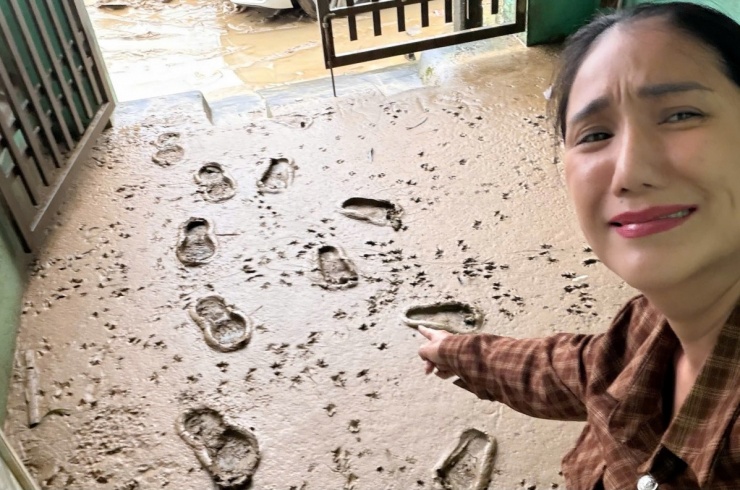 Sân trước nhà Cát Tường đầy bùn, khiến cô suýt ngã khi đi từ ngoài vào nhà.