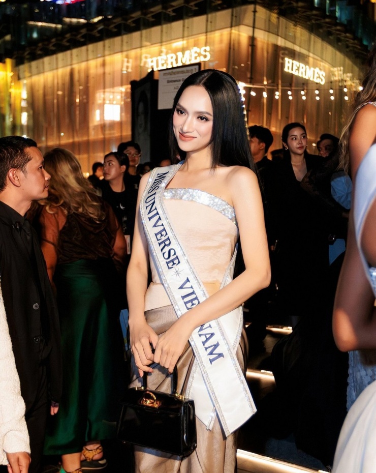 Ngày nhận sash 4/11, Hương Giang thay hai mẫu váy dạ hội được làm riêng.