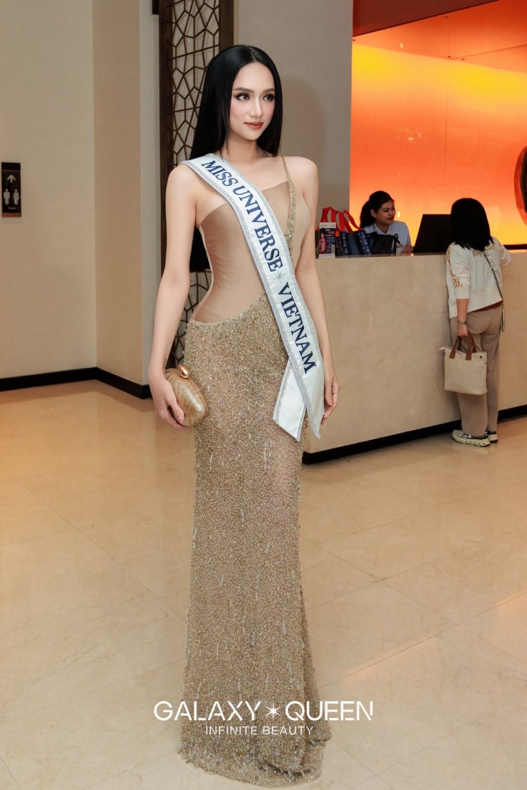 Buổi sáng, cô diện thiết kế riêng của Phan Huy với phần cổ bất đối xứng thanh lịch.