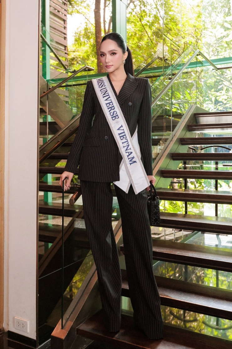 Hương Giang mang 60 thiết kế đến Miss Universe - 10
