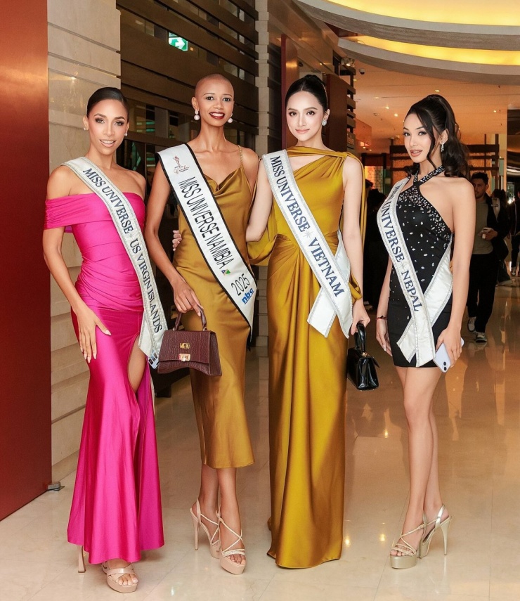 Người đẹp diện bộ váy nằm trong BST Pre-Fall 2025 của NTK Lê Thanh Hòa.