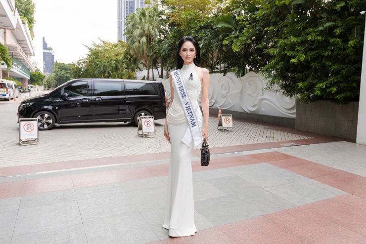 Ở ngày đầu nhập cuộc, Hương Giang chọn váy trắng xếp nếp thanh lịch của nhà mốt 9192.