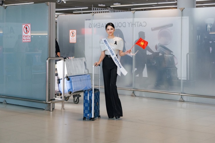 Nàng hậu có dịp khoe bộ trang phục lấy cảm hứng từ văn hóa Thái Lan của nhà mốt Madagas.