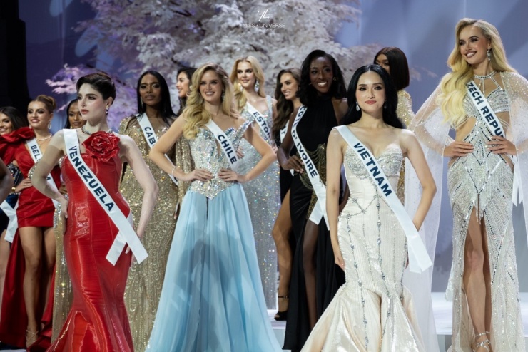 Hương Giang mang 60 thiết kế đến Miss Universe - 15