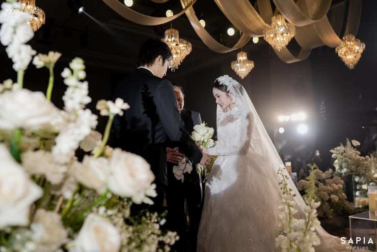 Đình Tú và Ngọc Huyền thực hiện các nghi thức truyền thống trong đám cưới như trao nhẫn, cắt bánh, rót rượu... Ảnh: 7799 Wedding.