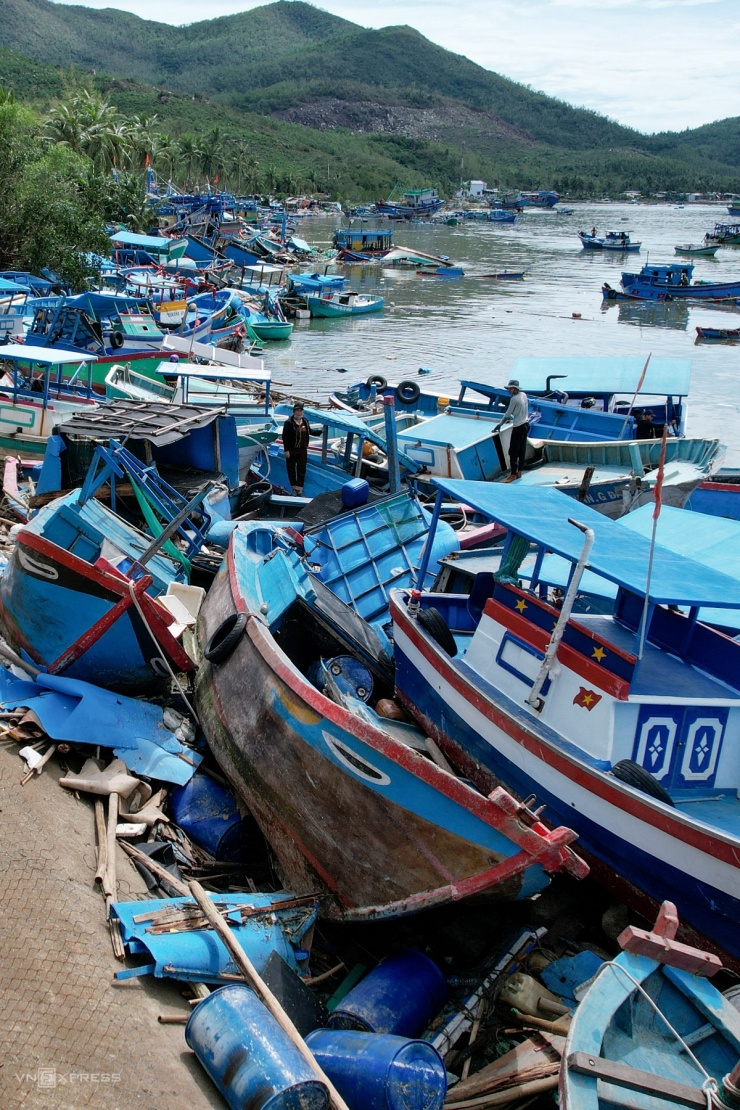Tàu thuyền cùng các loại rác thải, cây gỗ nằm xếp lớp chồng lên nhau sau khi sóng biển rút ra xa bờ.
