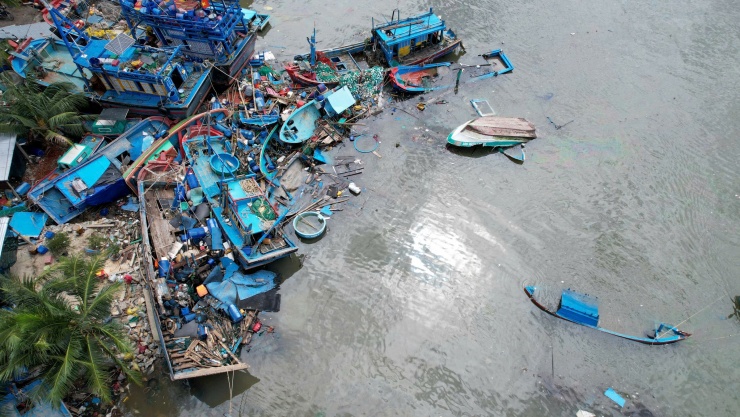 Khoảng 200 ghe, tàu và thuyền thúng bị sóng đánh dạt vào bờ, nhiều chiếc chìm hoặc hư hỏng nặng.