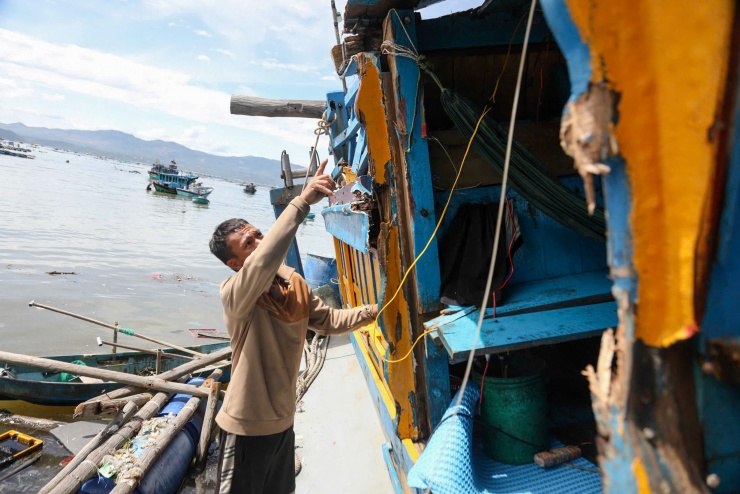 Anh Võ Xuân Châu (34 tuổi, phường Sông Cầu) cho biết trước bão đã neo chặt chiếc ghe dài 15 m gần bờ Vũng Chào, nhưng giông lốc làm đứt dây, sóng đánh dạt vào bờ. Thân ghe vỡ nát, hầm máy ngập nước hư hỏng hoàn toàn.