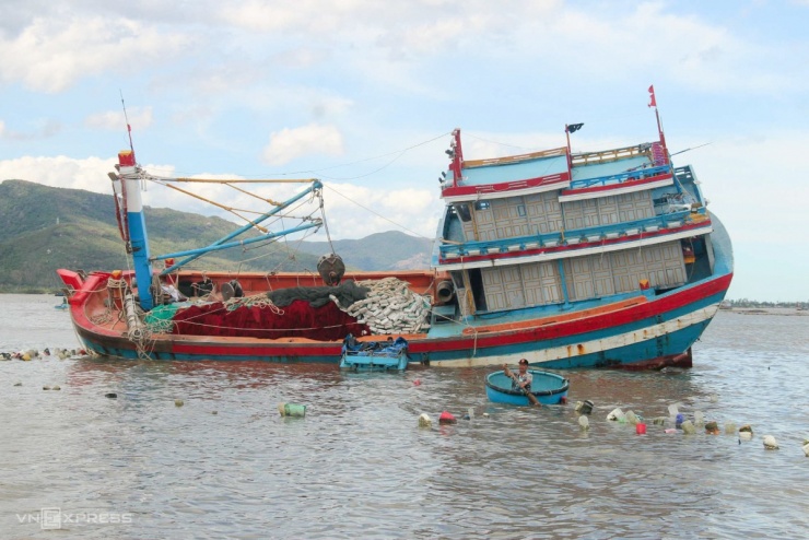 Cách Vũng Chào khoảng 112 km, khu vực cảng Đề Gi (Gia Lai) có khoảng 10 tàu cá bị chìm, mắc cạn sau bão.