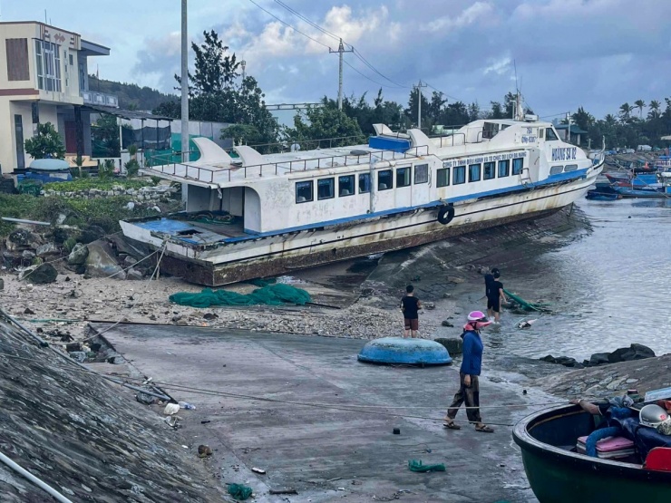 Tại đặc khu Lý Sơn (tỉnh Quảng Ngãi), một tàu khách cũ bị hất lên bờ, hư hỏng nặng. Sáng nay, hàng trăm cán bộ chiến sĩ biên phòng được huy động để khắc phục đường bờ kè bị triều cường làm hỏng.