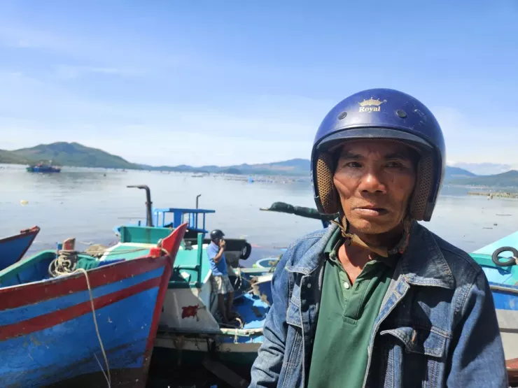 Ông Trương Di thẩn thờ nhìn gia sản bị bão số 13 làm hư hại. Ảnh: XUÂN HOÁT