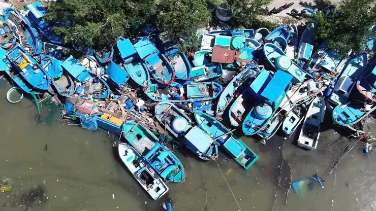 "Nghĩa địa" xác tàu cá của ngư dân ở vịnh Xuân Đài. Ảnh: XUÂN HOÁT