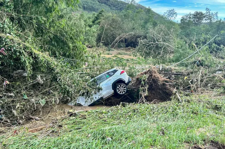 Lũ trong đêm cuốn trôi cả ô tô của người dân. Ảnh: MT