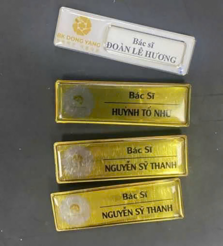 Các nhân viên cơ sở được trang bị các bảng tên là bác sĩ nhưng không ai có chứng chỉ hành nghề y. Ảnh: CA