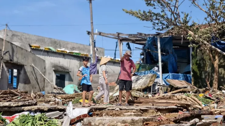 Ông Binh bần thần khi chứng kiến khung cảnh tan hoang tại làng chài Xuân Thạnh sau đêm bão dữ.