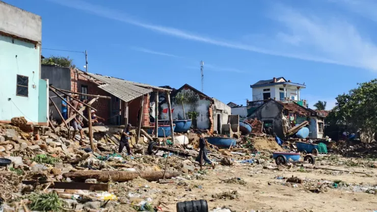 Hàng chục căn nhà bị sóng đánh tan hoang.