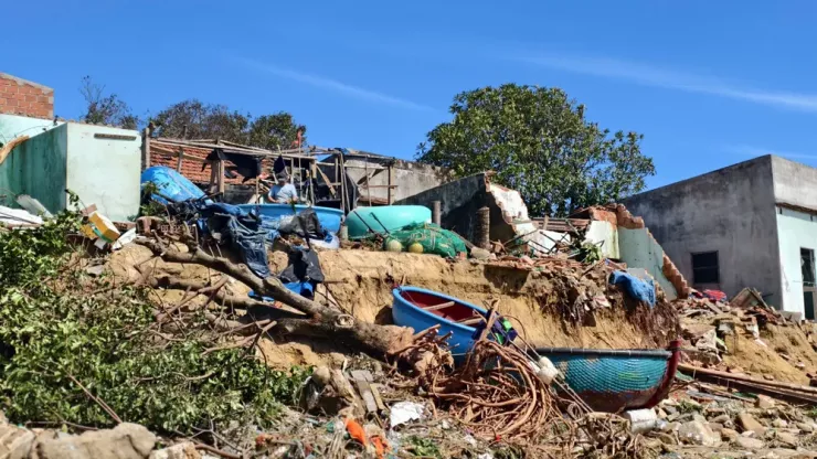 Nhiều căn nhà bị đổ sập hoàn toàn.